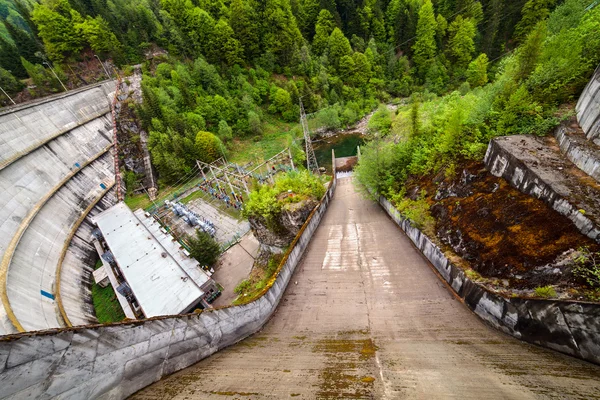 Dam in de bergen — Stockfoto