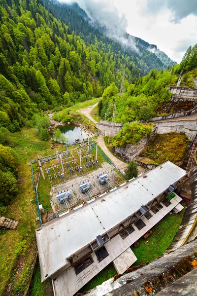 Damm in den Bergen — Stockfoto