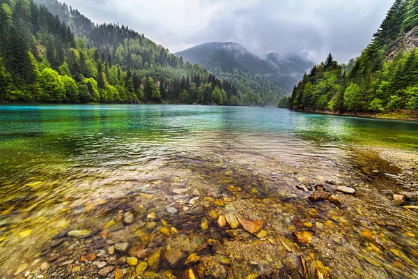 Sjön i bergen, i en regnig dag — Stockfoto