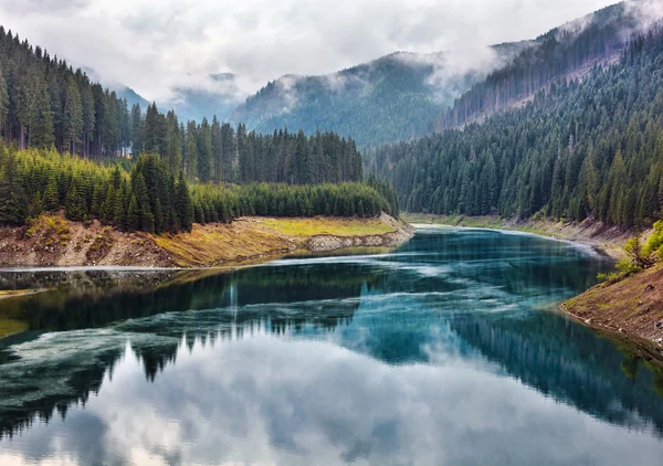 Jezero galbenu v Rumunsku — Stock fotografie