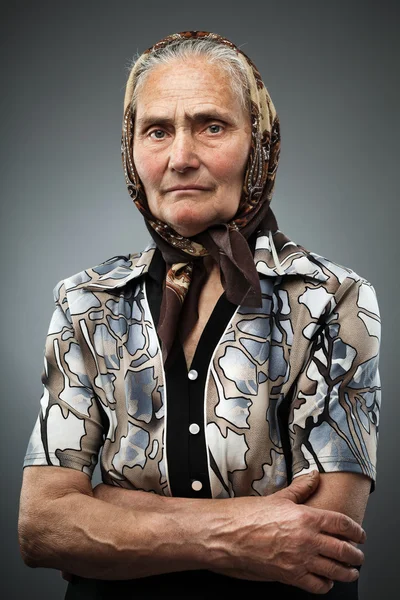 Пожилая женщина с платком — стоковое фото