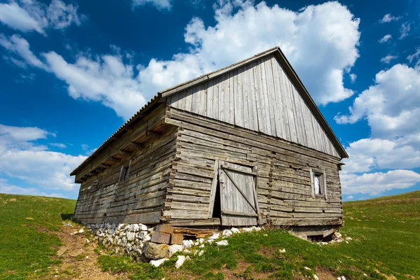 Casa de madeira e montanhas — Fotografia de Stock