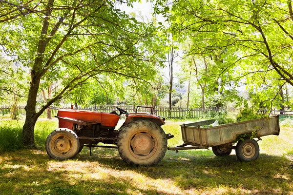 Starý traktor s přívěsem — Stock fotografie