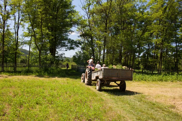 Familj av jordbrukare på en traktor — Stockfoto