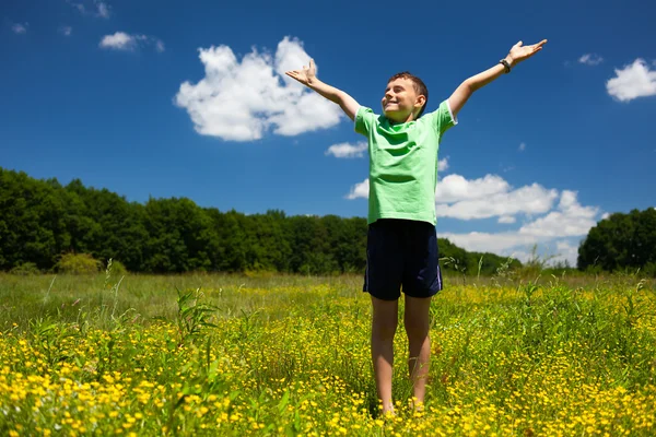 Niño feliz al aire libre —  Fotos de Stock