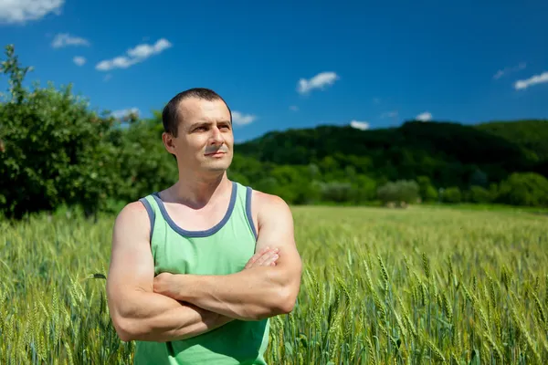 Farmář v poli pšenice — Stock fotografie
