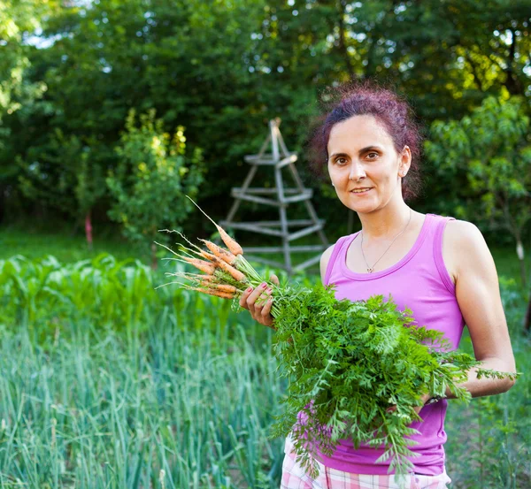 Молода жінка фермер тримає овочі — стокове фото