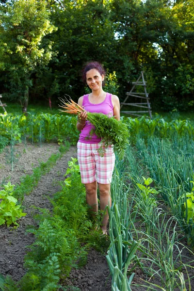 Junge Bäuerin mit Gemüse — Stockfoto