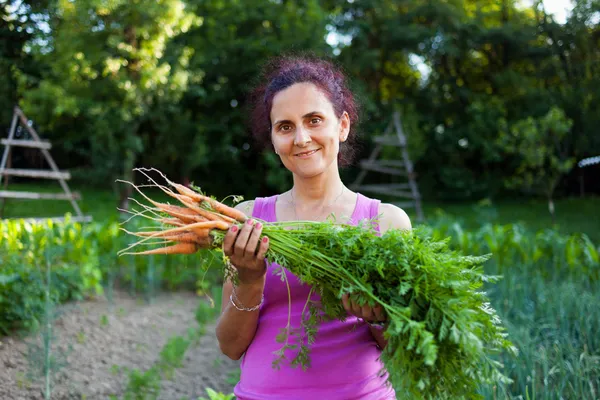 Junge Bäuerin mit Gemüse — Stockfoto