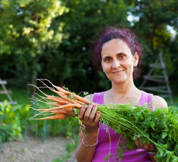 Молода жінка фермер тримає овочі — стокове фото