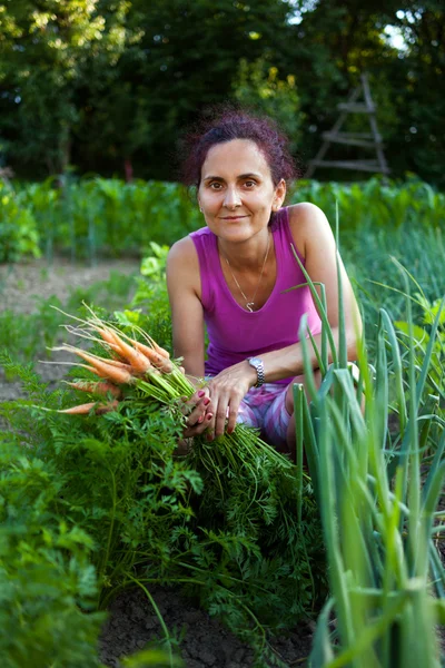 Молодая женщина фермер держит овощи — стоковое фото