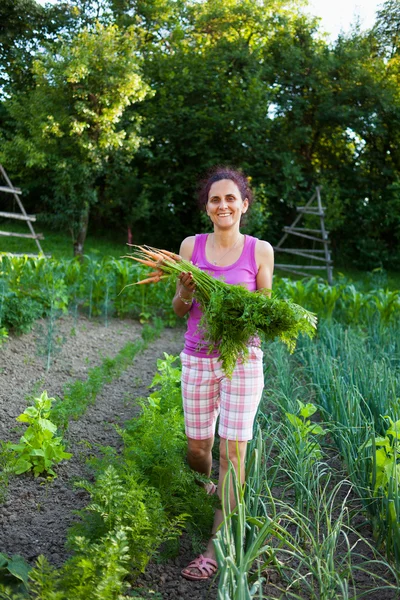 Genç kadın çiftçi holding sebze — Stok fotoğraf