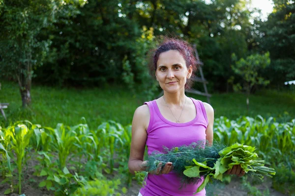Jovem agricultora exploração de legumes — Fotografia de Stock
