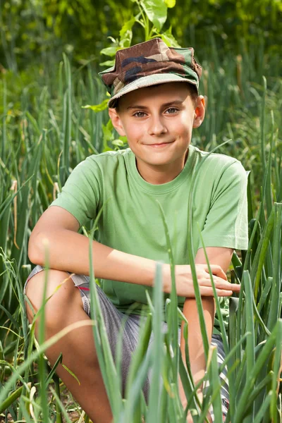 Junge im Zwiebelrasen — Stockfoto