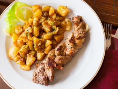 garnitür ile örgülü domuz eti bonfile