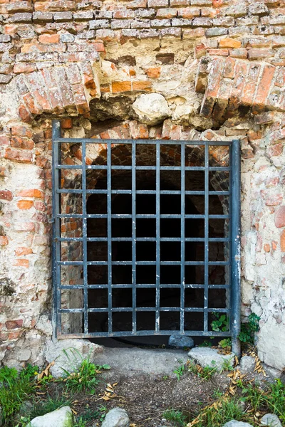 Wall with grates — Stock Photo, Image