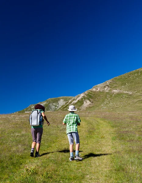 Family of hikers — Stock Photo, Image