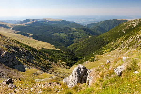 Dolinie pomiędzy górami — Zdjęcie stockowe
