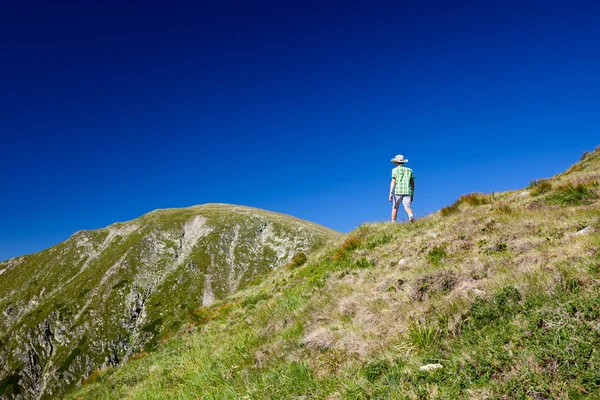 Мальчик, идущий в горы — стоковое фото