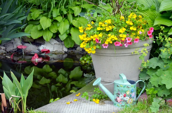 Plantador de flores e lagoa — Fotografia de Stock