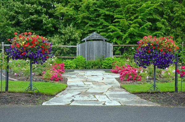 Wejście wiosna bujny ogród — Zdjęcie stockowe