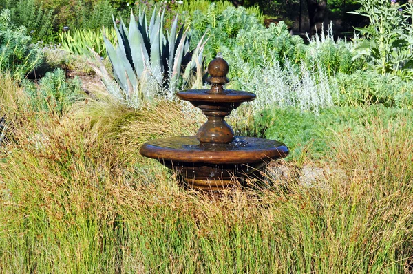Brauner Gartenbrunnen — Stockfoto