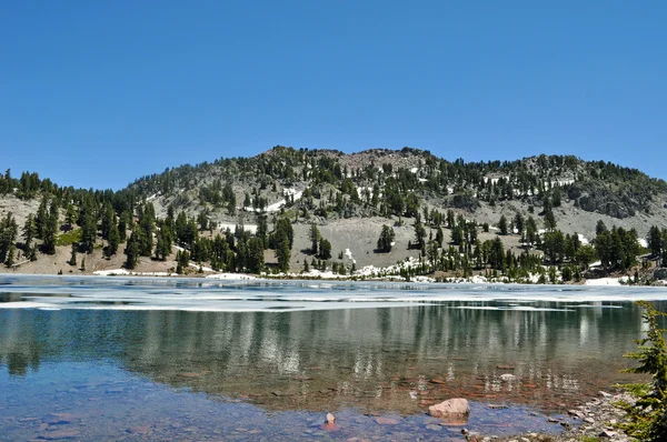 Отражающее горное озеро — стоковое фото