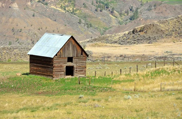 Çiftlikte küçük kahverengi kulübe — Stok fotoğraf