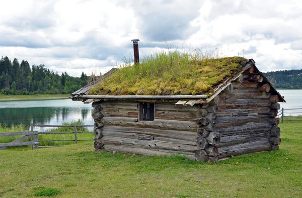 Sod çatı ile küçük kabin — Stok fotoğraf