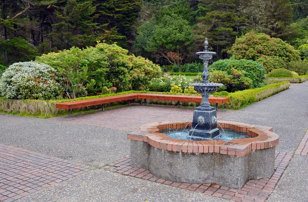 Fontaine d'eau de jardin dans le parc — Photo