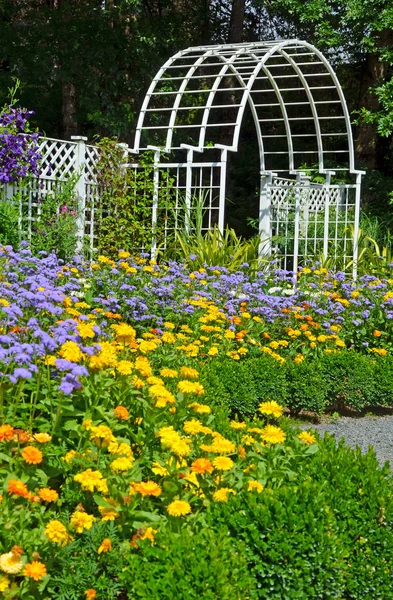 Garden archway — Stock Photo, Image