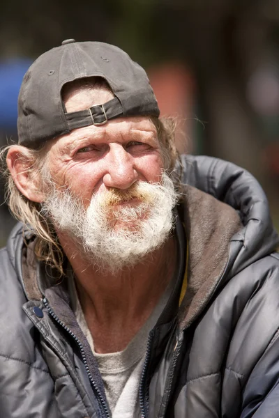 Retrato de hombre sin hogar — Foto de Stock