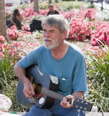 Gitar çalan yaşlı adam.