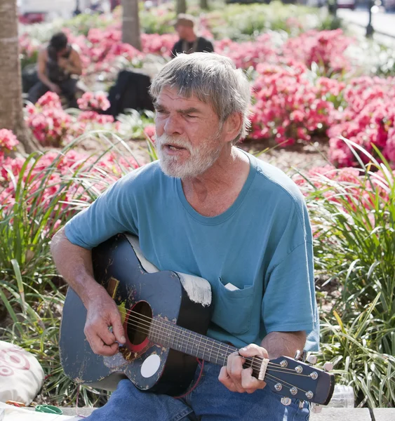 Starszy człowiek gra na gitarze — Zdjęcie stockowe