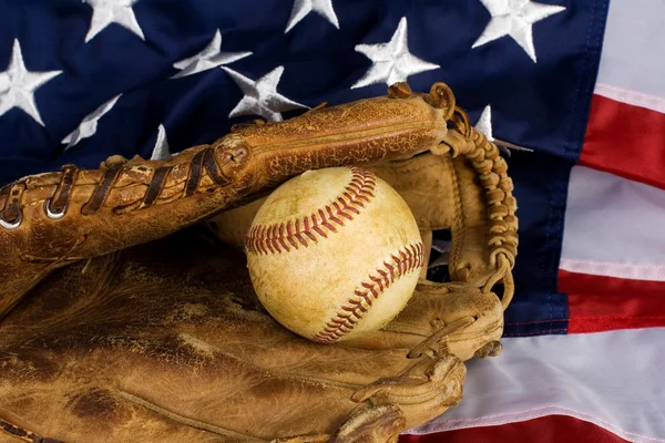 Beisebol e bandeira americana — Fotografia de Stock