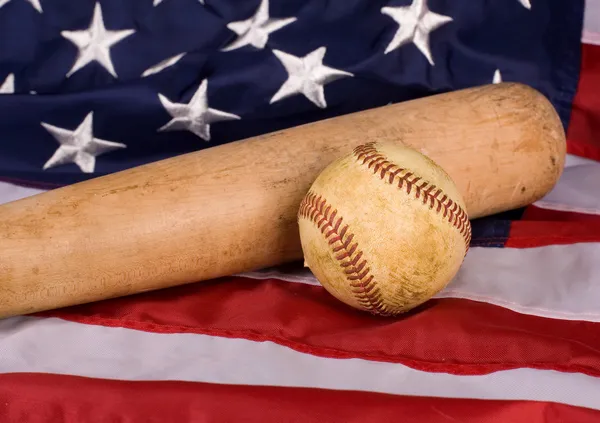 Old Baseball and Bat with American Flag — Stock Photo, Image