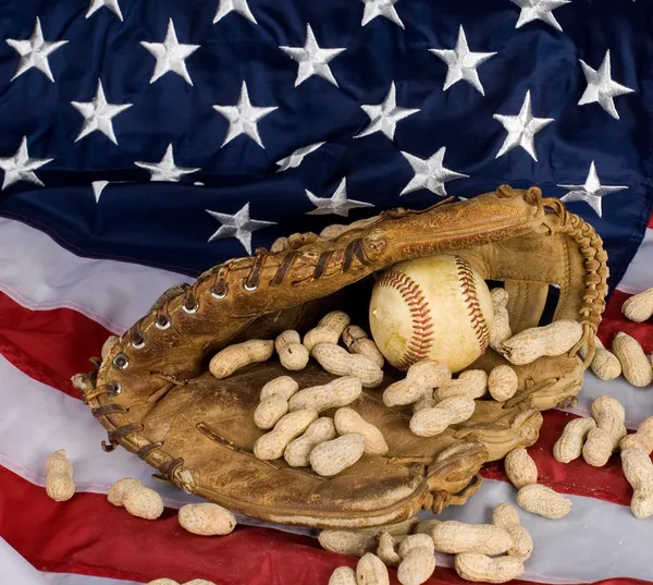Honkbal en de Amerikaanse vlag — Stockfoto