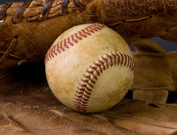 磨损的棒球和旧手套 — 图库照片