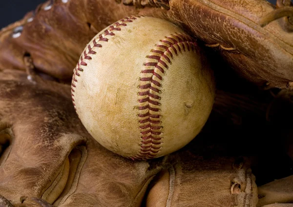 Oude honkbal en handschoen — Stockfoto