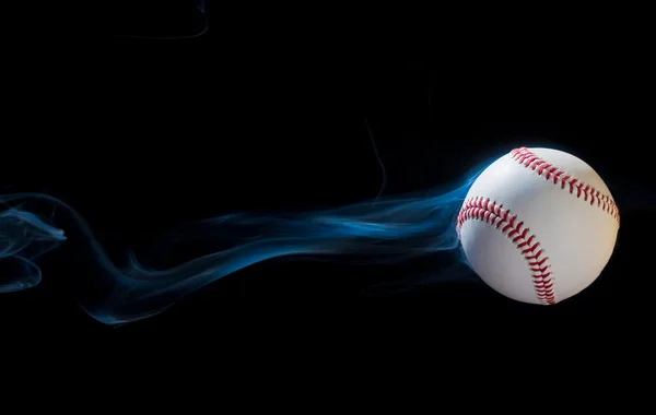 Курение бейсбол — стоковое фото