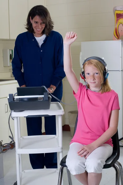 Školní zdravotní sestra dává slyšení test — Stock fotografie