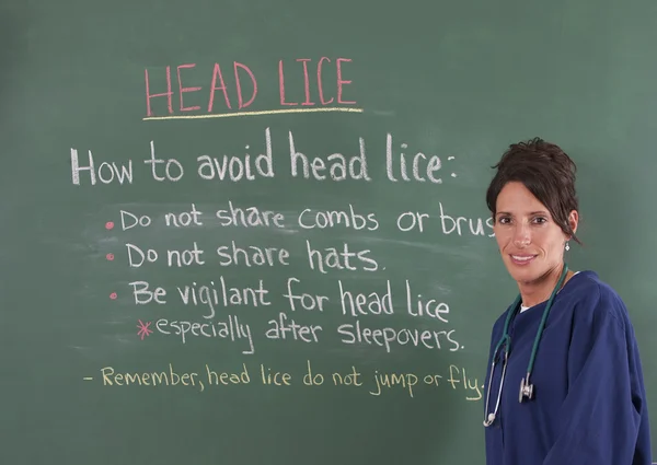 Enfermera escolar y piojos de cabeza — Foto de Stock