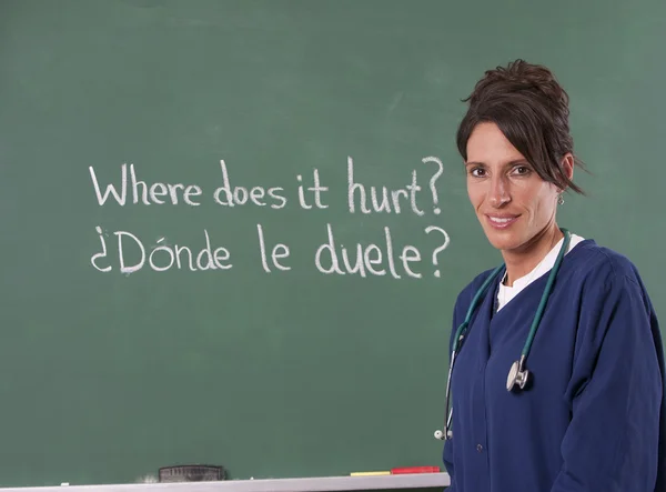 Insegnante infermiere che traduce dall'inglese allo spagnolo — Foto Stock