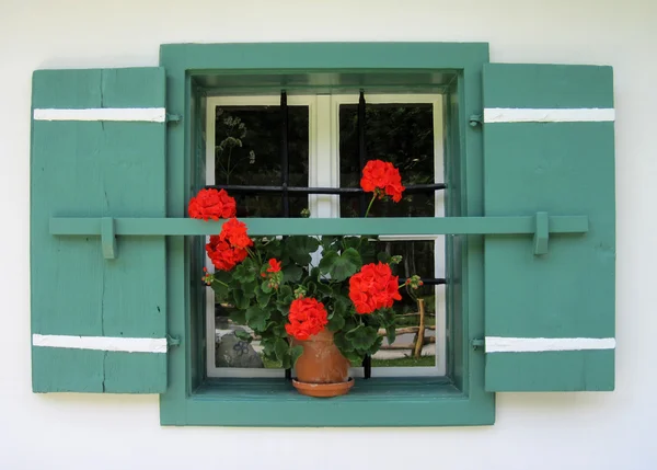 Vintage venster met roestig decoratieve balken. — Stockfoto