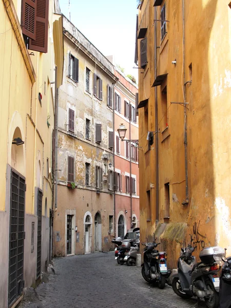 ローマの古い通りオートバイの行 — ストック写真