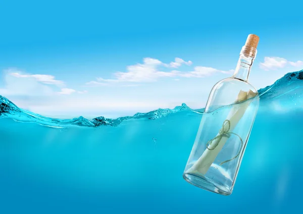 Bottiglia con un messaggio — Foto Stock