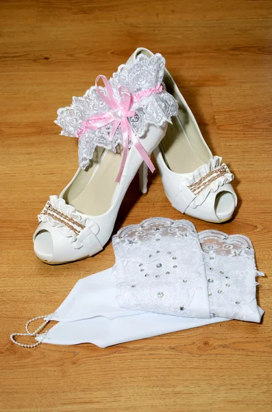 Witte schoenen, handschoenen en een kousenband — Stockfoto