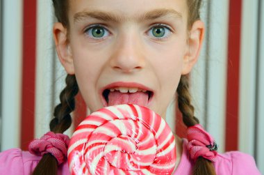 büyük candy lolipop kızla
