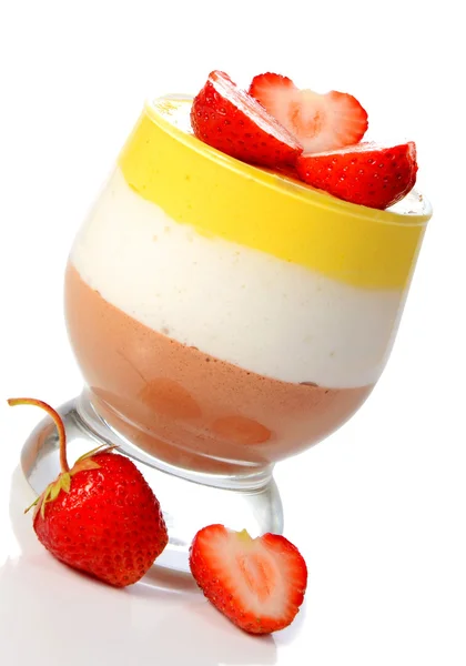 Jeleu colorat într-un pahar cu căpșuni — Fotografie, imagine de stoc