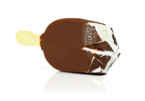 Digigit es krim dengan coklat pada tongkat — Stok Foto